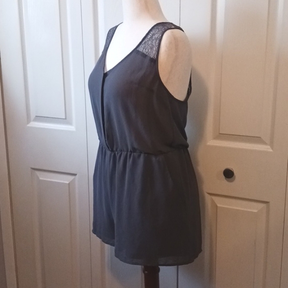 DIVIDED by‎ H&M Gray Lace Open Back Romper Size 12 - Picture 1 of 12
